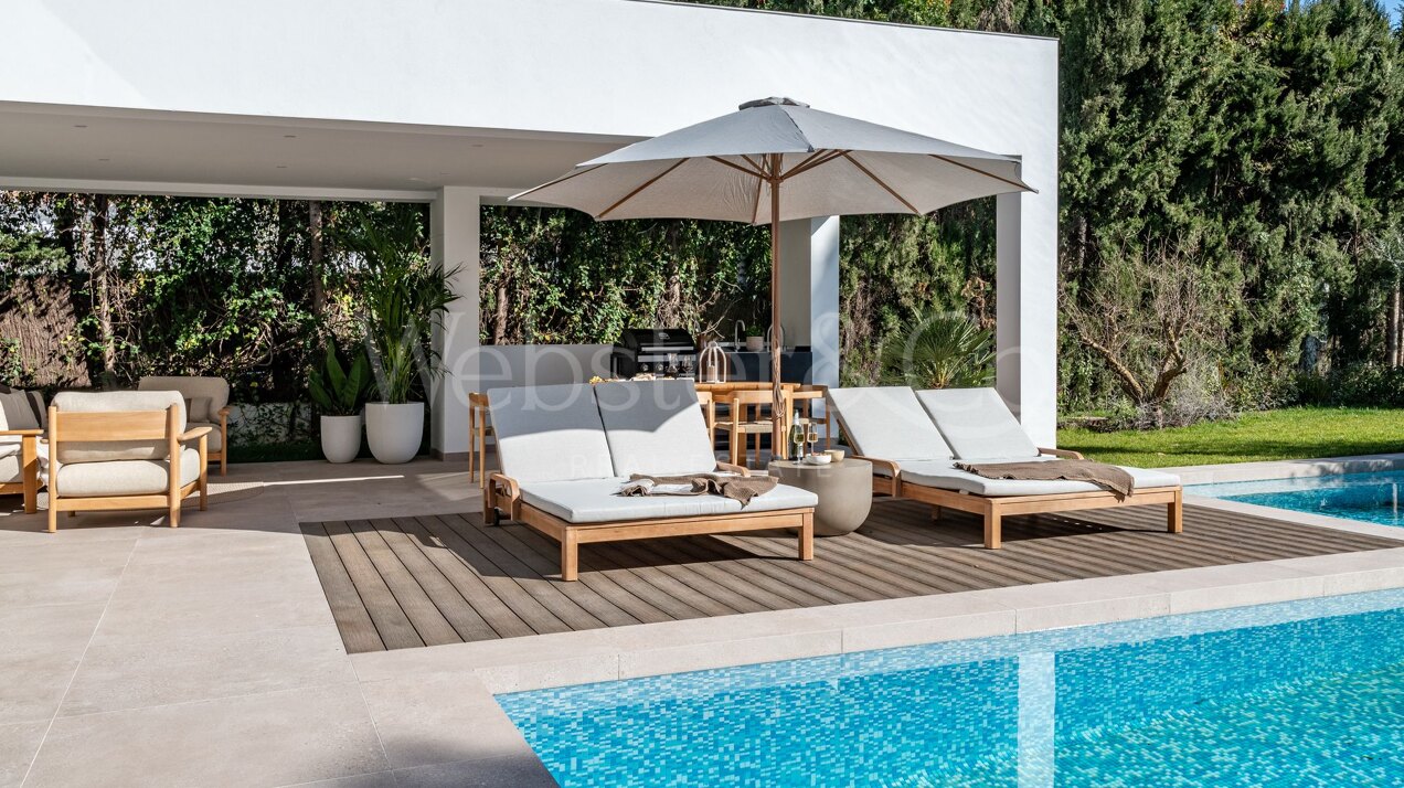 This is the newly built villa of your dreams, surrounded by golf courses and countryside in Benahavis