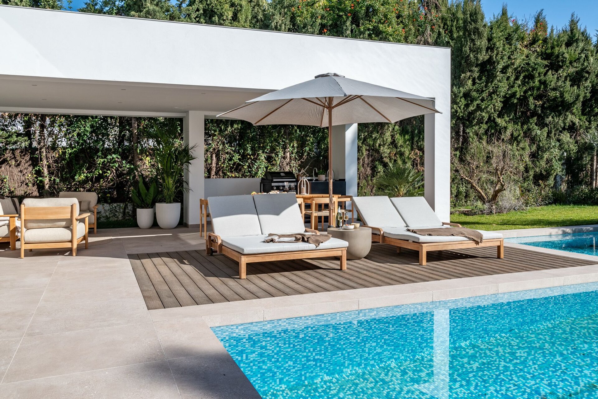 This is the newly built villa of your dreams, surrounded by golf courses and countryside in Benahavis