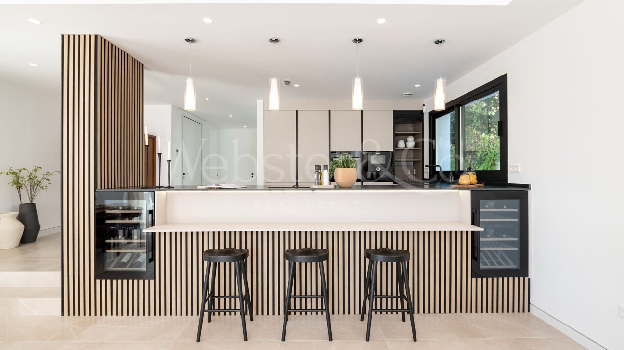 This is the newly built villa of your dreams, surrounded by golf courses and countryside in Benahavis