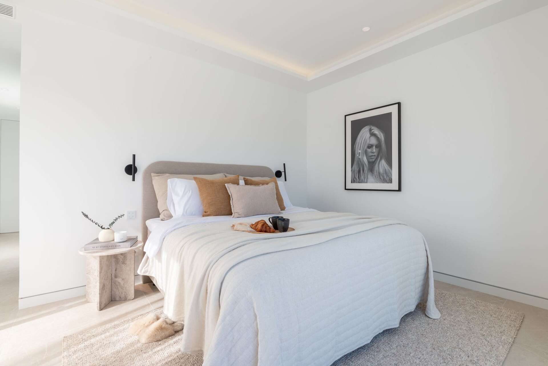 This is the newly built villa of your dreams, surrounded by golf courses and countryside in Benahavis