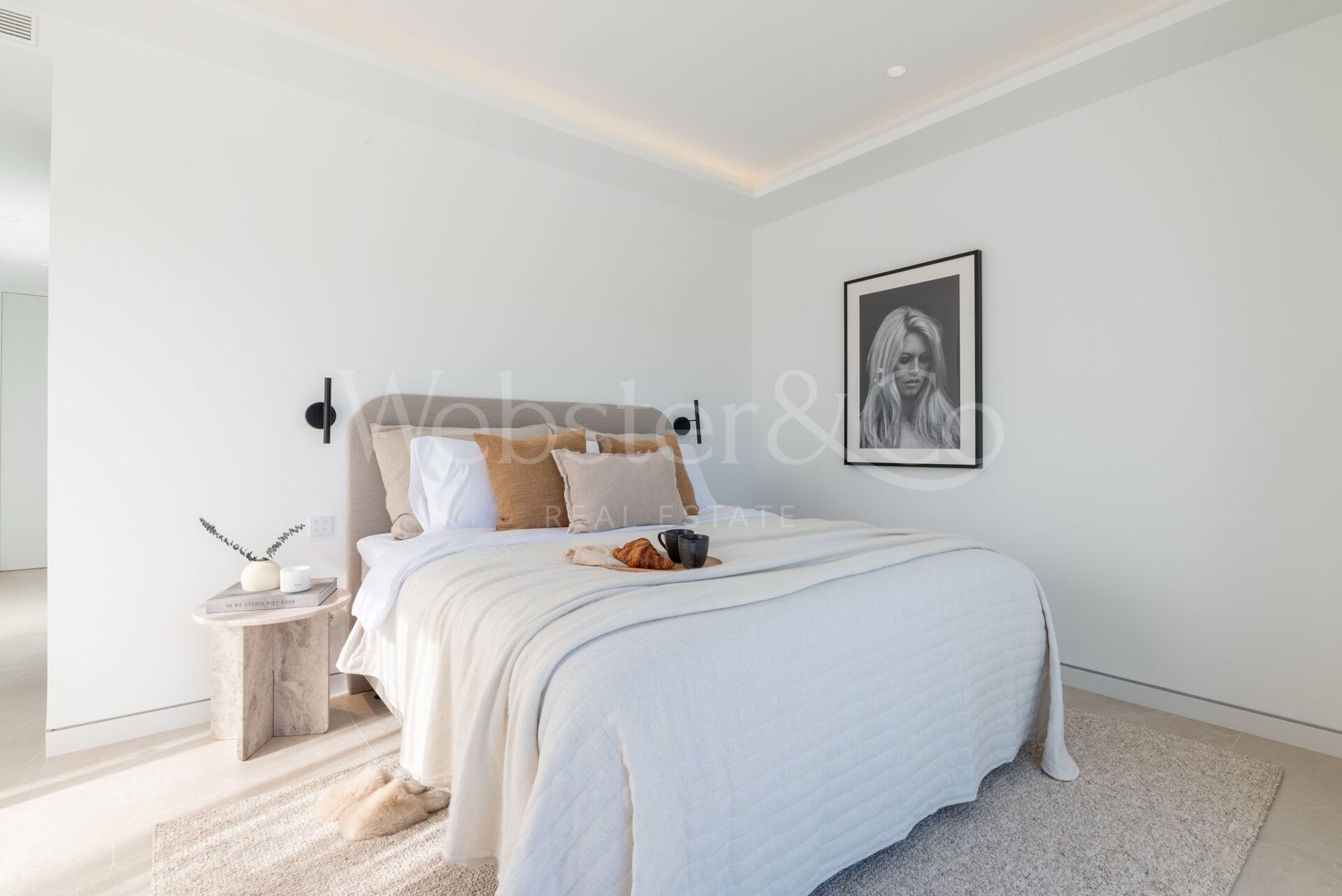 Esta es la villa de nueva construcción de sus sueños, rodeada de campos de golf y campo en Benahavis