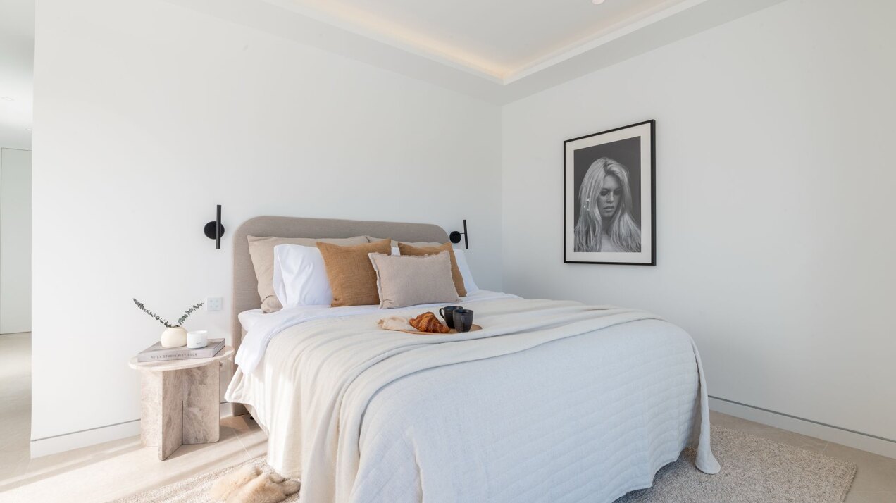 This is the newly built villa of your dreams, surrounded by golf courses and countryside in Benahavis