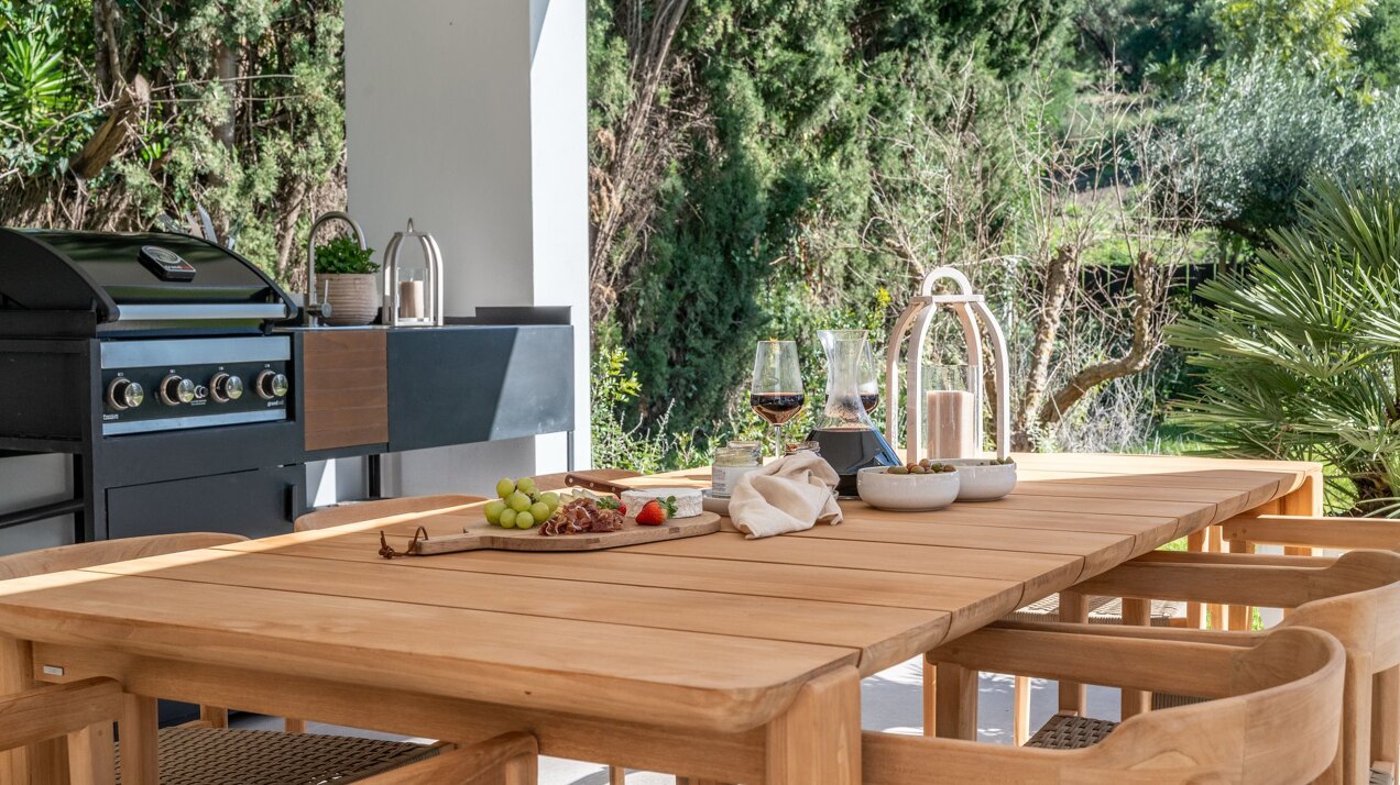 This is the newly built villa of your dreams, surrounded by golf courses and countryside in Benahavis
