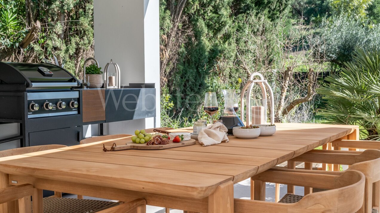 This is the newly built villa of your dreams, surrounded by golf courses and countryside in Benahavis