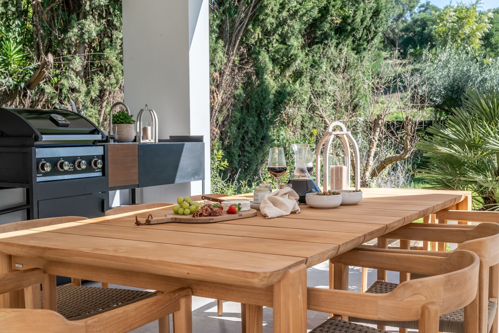 This is the newly built villa of your dreams, surrounded by golf courses and countryside in Benahavis