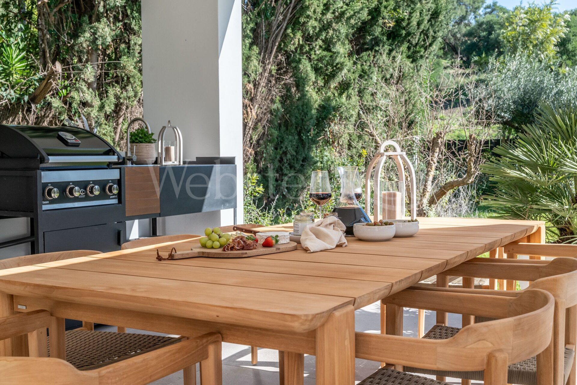 Esta es la villa de nueva construcción de sus sueños, rodeada de campos de golf y campo en Benahavis