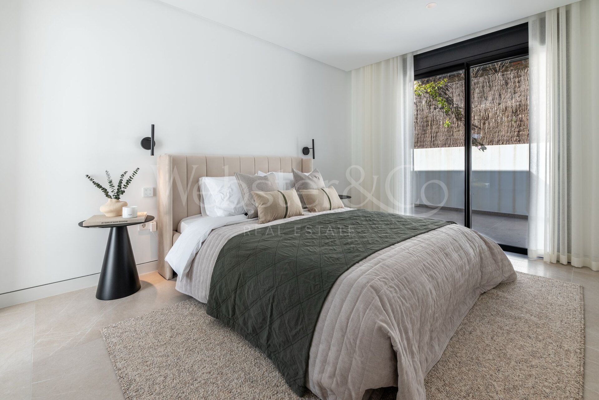 Esta es la villa de nueva construcción de sus sueños, rodeada de campos de golf y campo en Benahavis