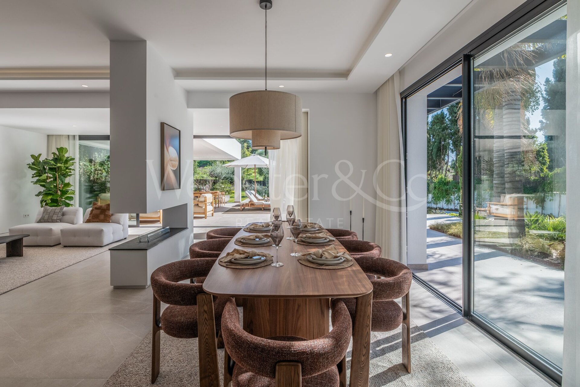 Esta es la villa de nueva construcción de sus sueños, rodeada de campos de golf y campo en Benahavis