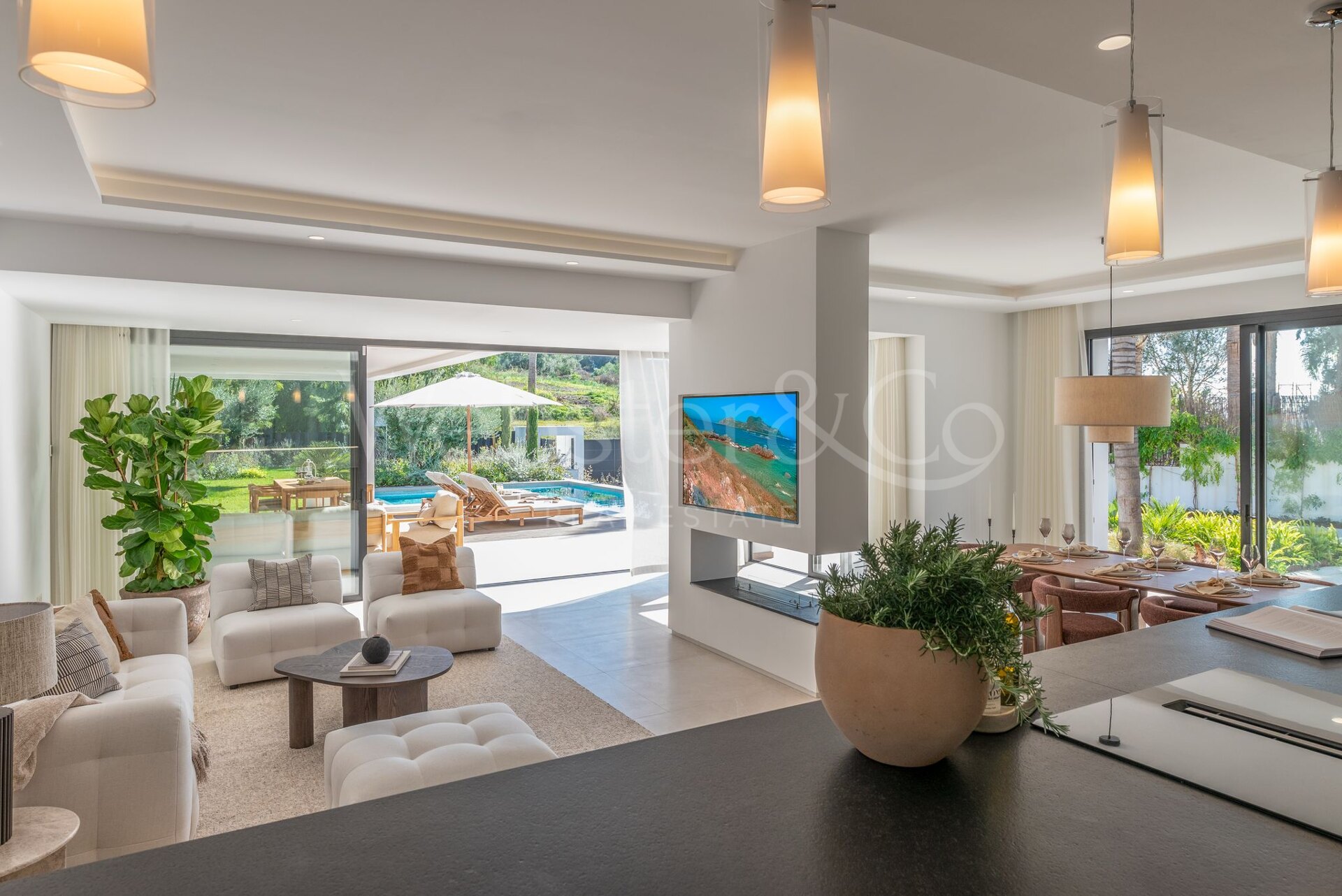 Esta es la villa de nueva construcción de sus sueños, rodeada de campos de golf y campo en Benahavis