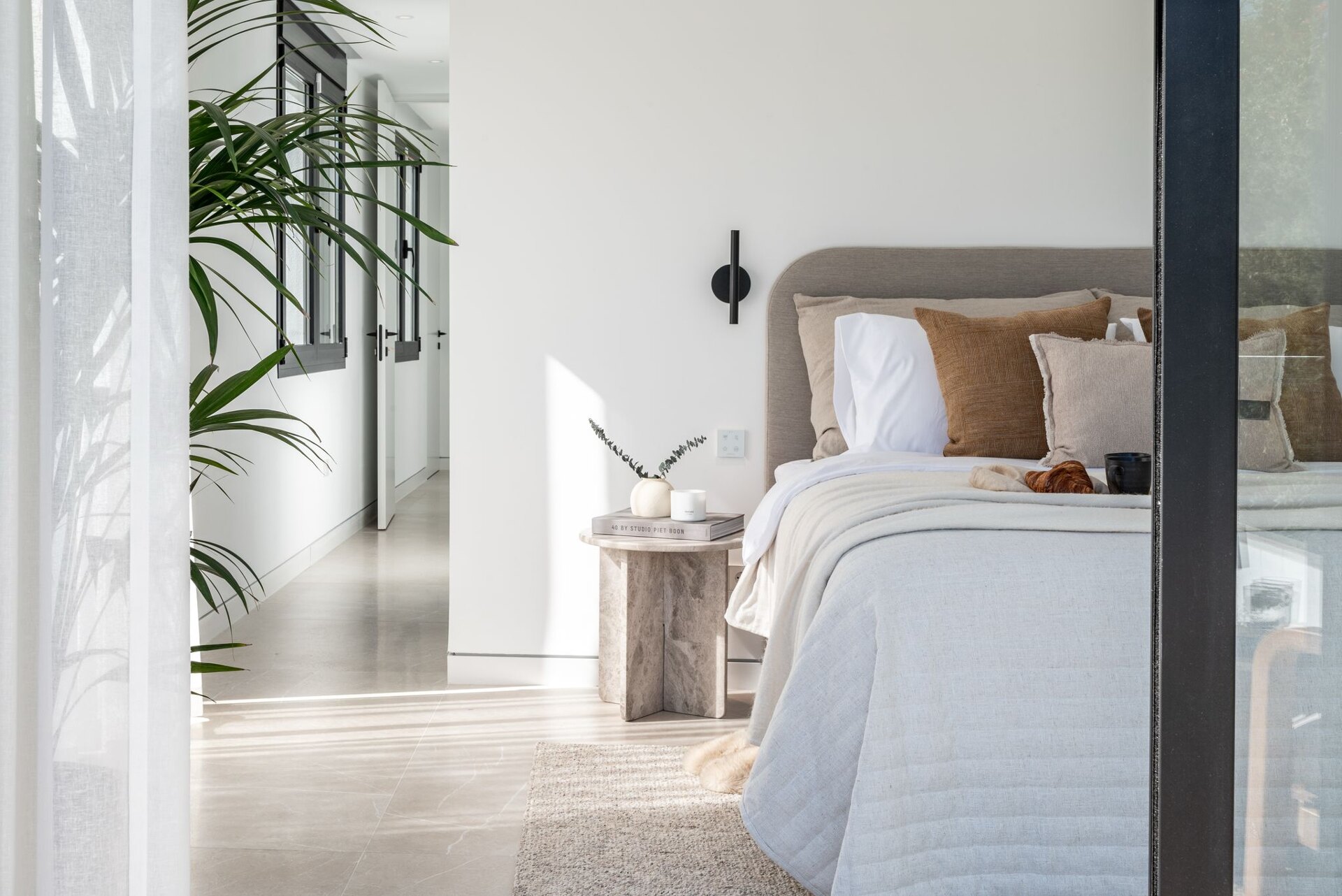 This is the newly built villa of your dreams, surrounded by golf courses and countryside in Benahavis
