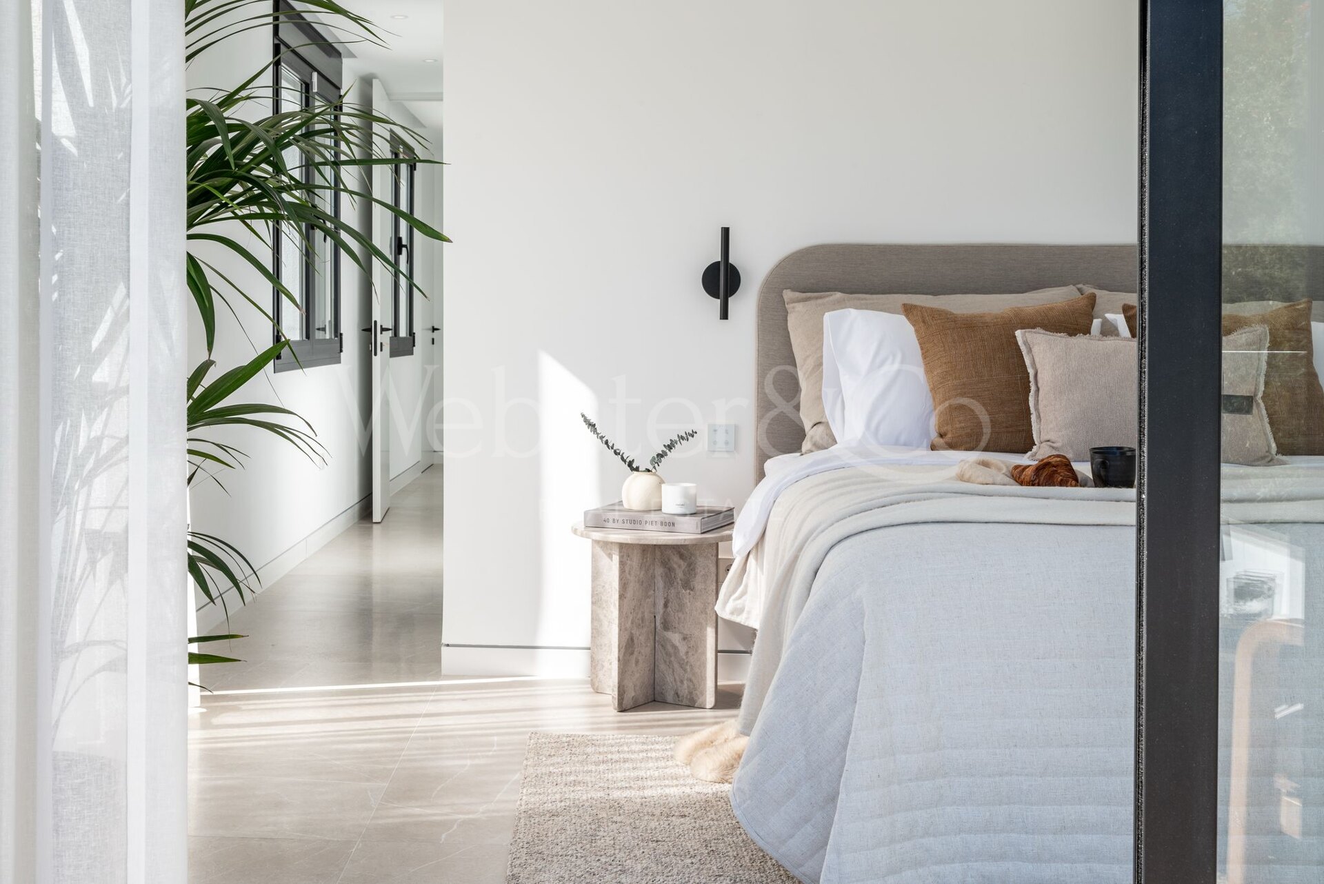 Esta es la villa de nueva construcción de sus sueños, rodeada de campos de golf y campo en Benahavis