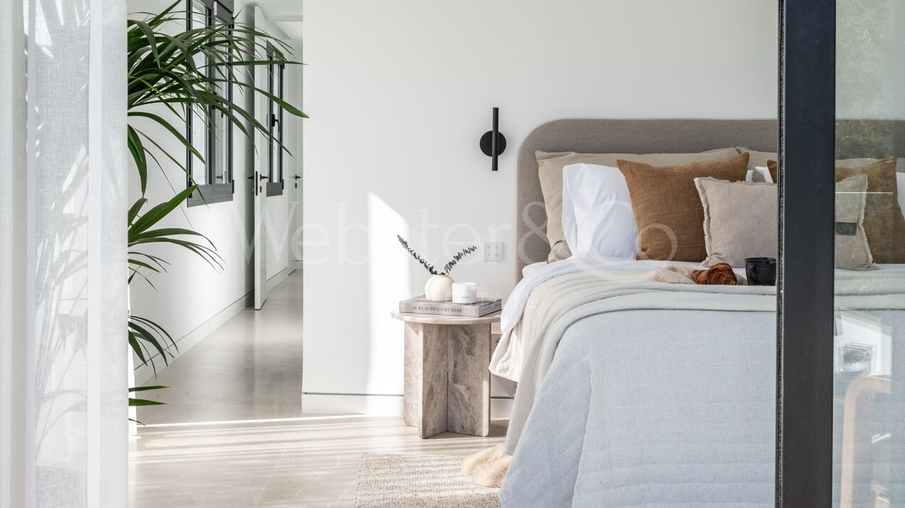 This is the newly built villa of your dreams, surrounded by golf courses and countryside in Benahavis