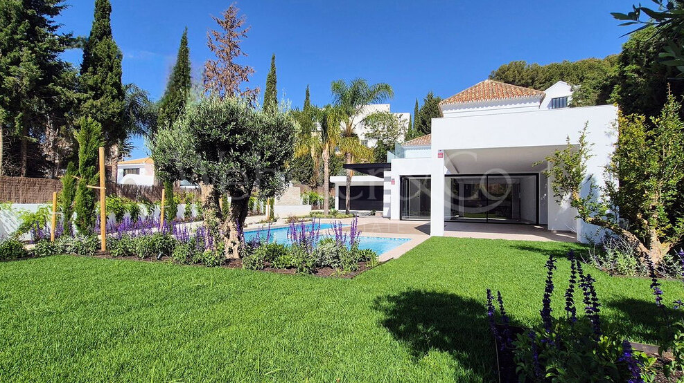 This is the newly built villa of your dreams, surrounded by golf courses and countryside in Benahavis