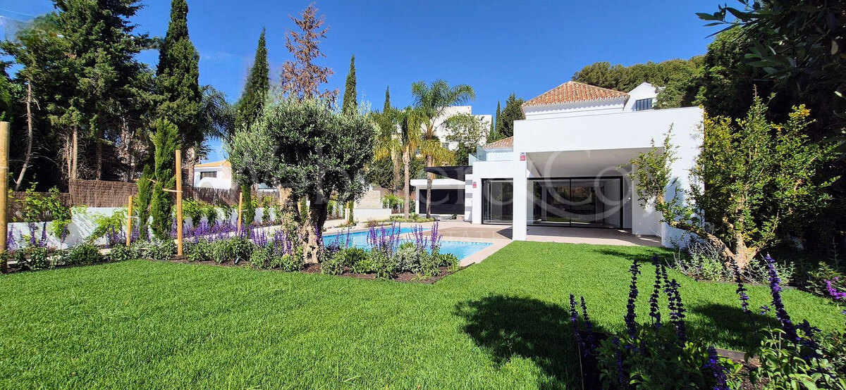 Esta es la villa de nueva construcción de sus sueños, rodeada de campos de golf y campo en Benahavis