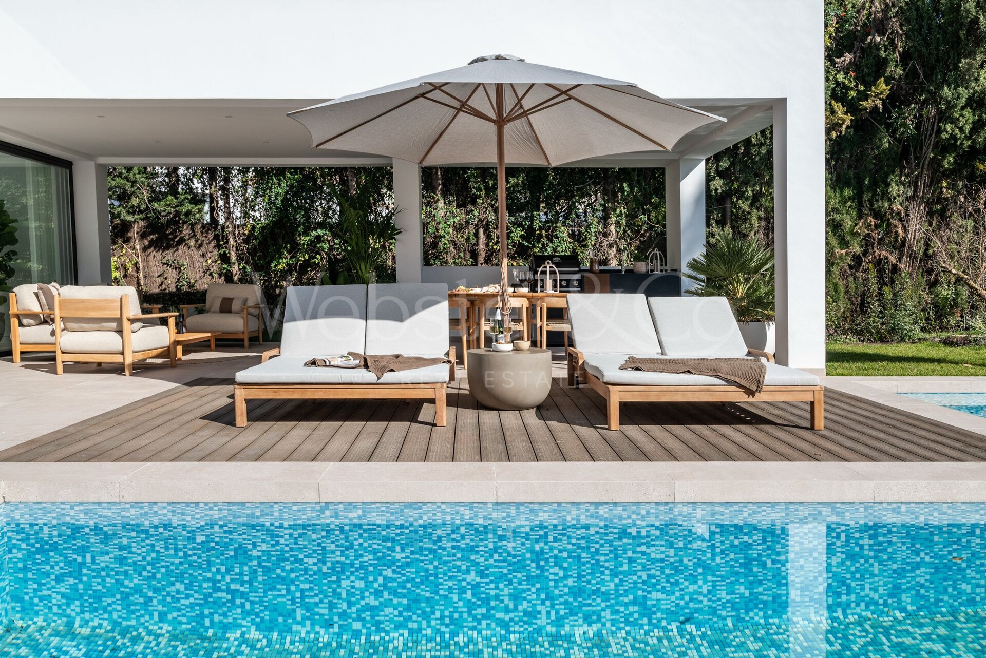 Esta es la villa de nueva construcción de sus sueños, rodeada de campos de golf y campo en Benahavis