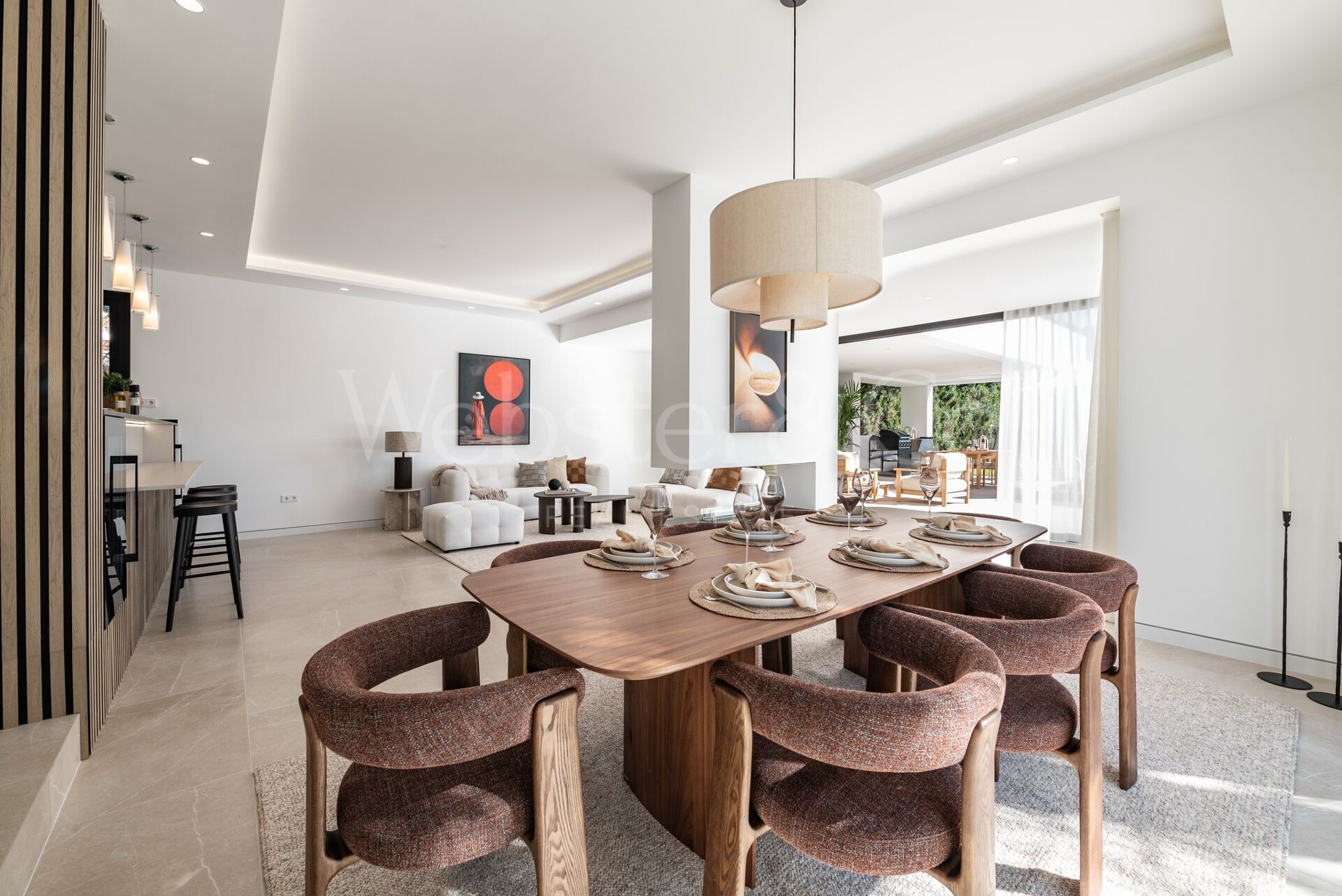 Esta es la villa de nueva construcción de sus sueños, rodeada de campos de golf y campo en Benahavis