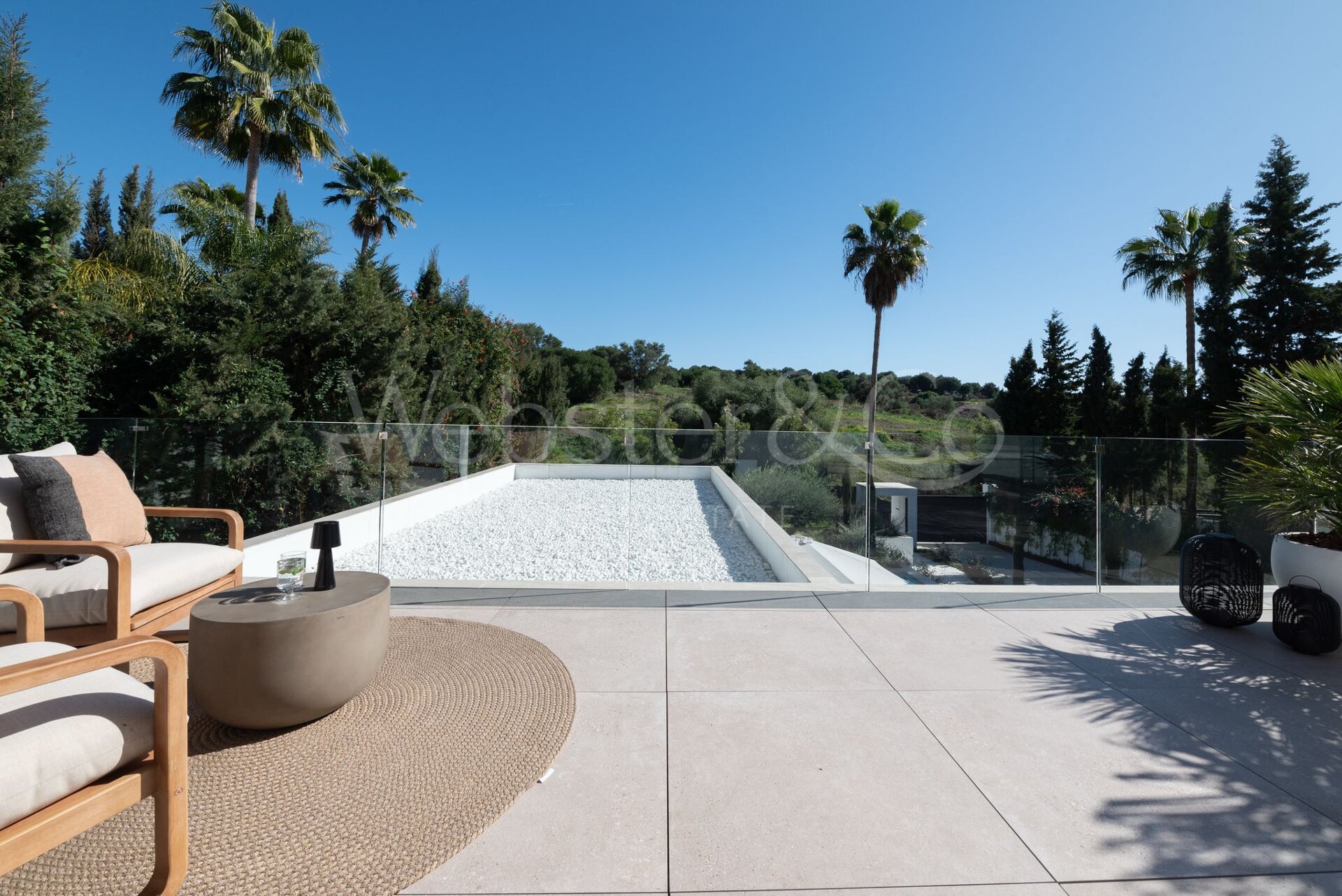 Esta es la villa de nueva construcción de sus sueños, rodeada de campos de golf y campo en Benahavis