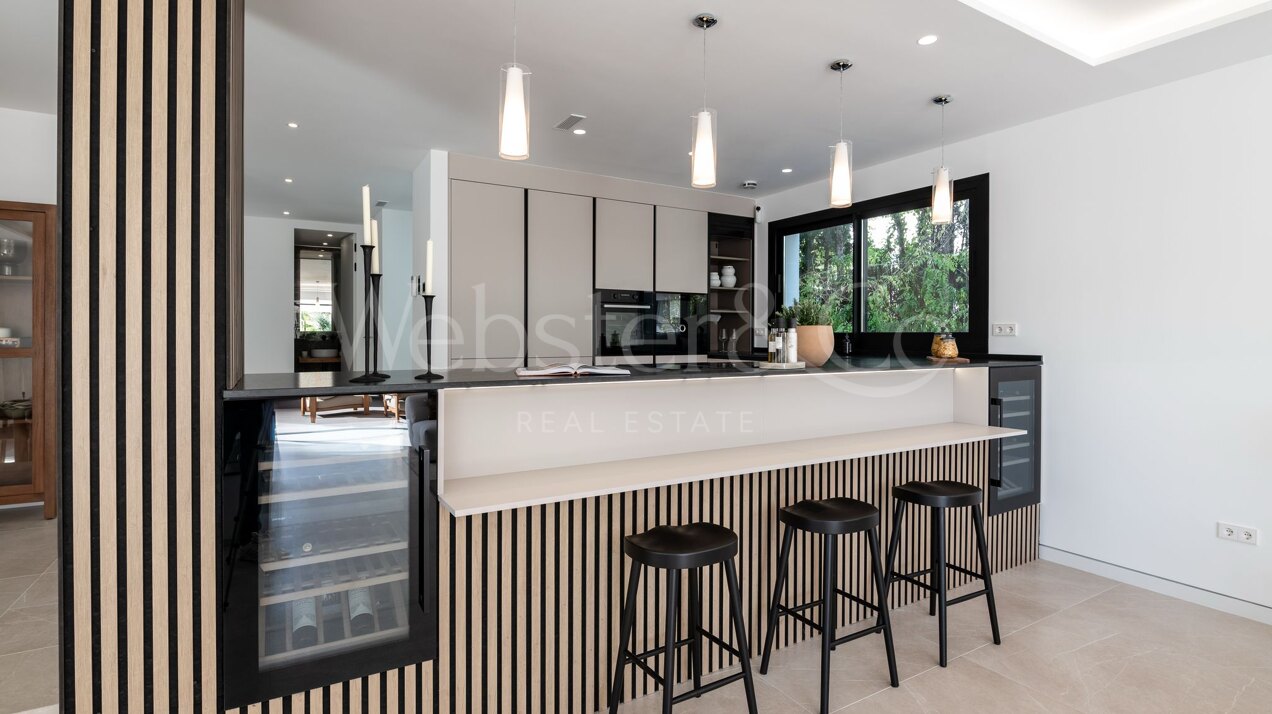 This is the newly built villa of your dreams, surrounded by golf courses and countryside in Benahavis