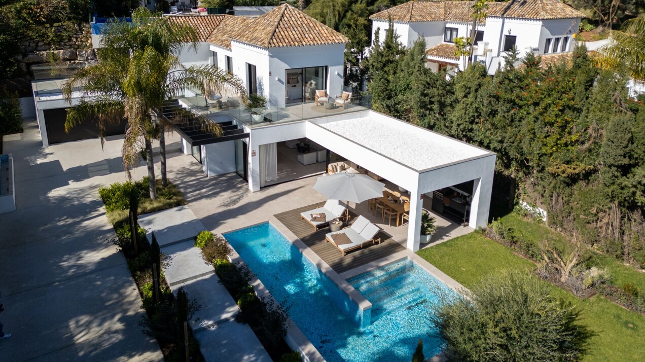 This is the newly built villa of your dreams, surrounded by golf courses and countryside in Benahavis