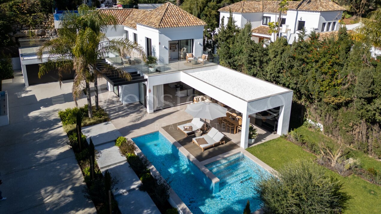This is the newly built villa of your dreams, surrounded by golf courses and countryside in Benahavis