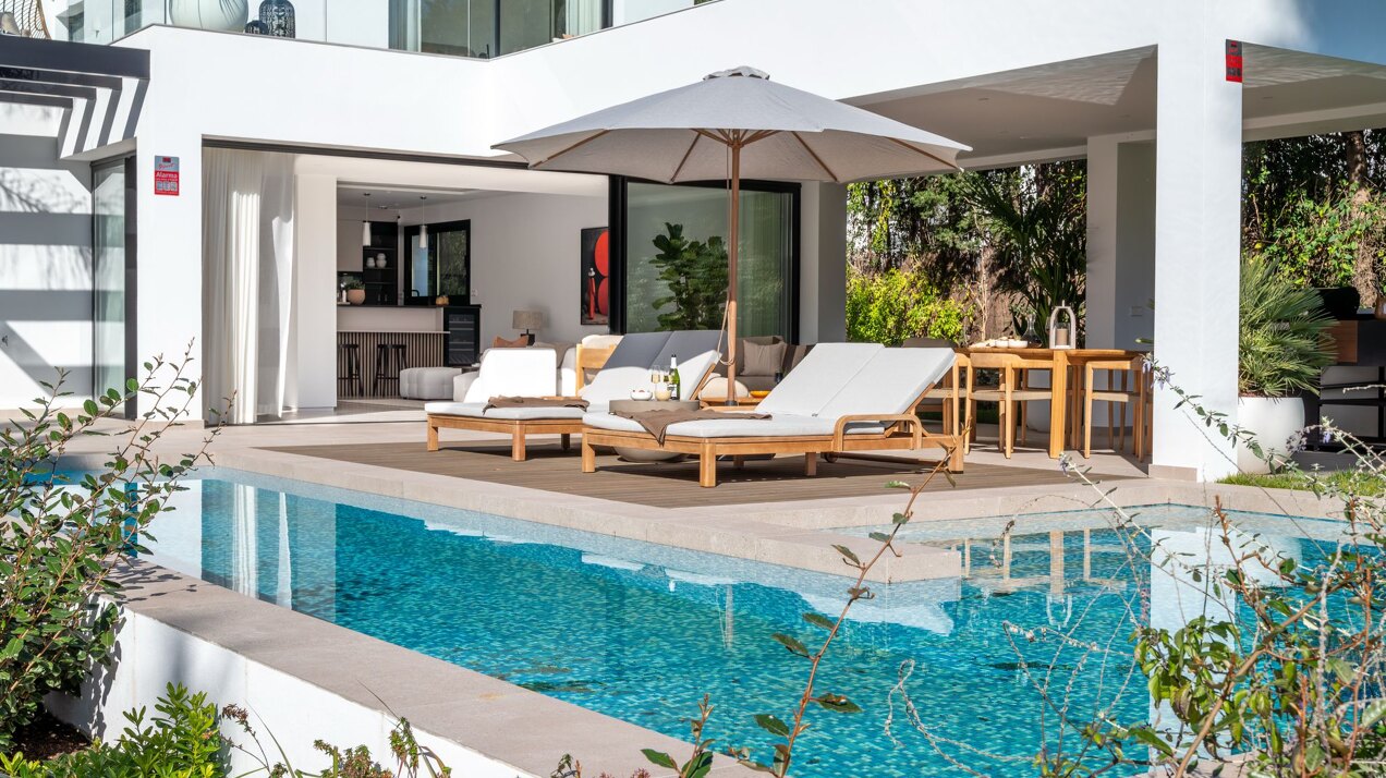 This is the newly built villa of your dreams, surrounded by golf courses and countryside in Benahavis