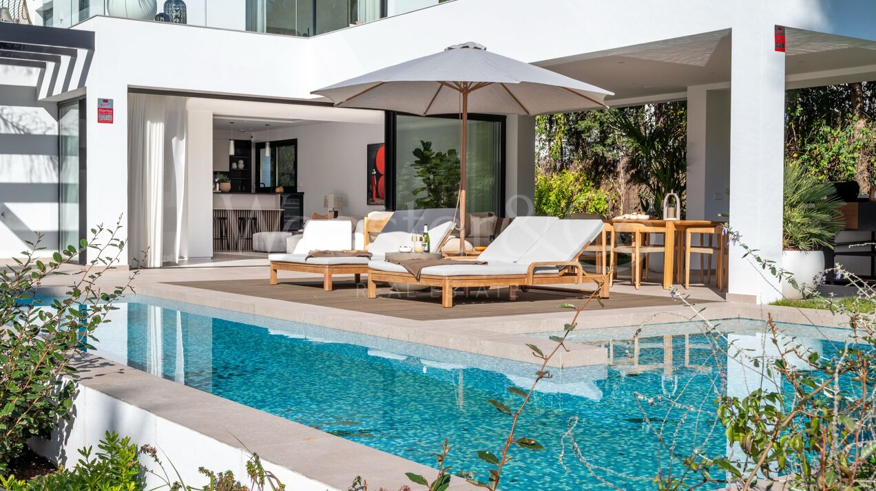 This is the newly built villa of your dreams, surrounded by golf courses and countryside in Benahavis