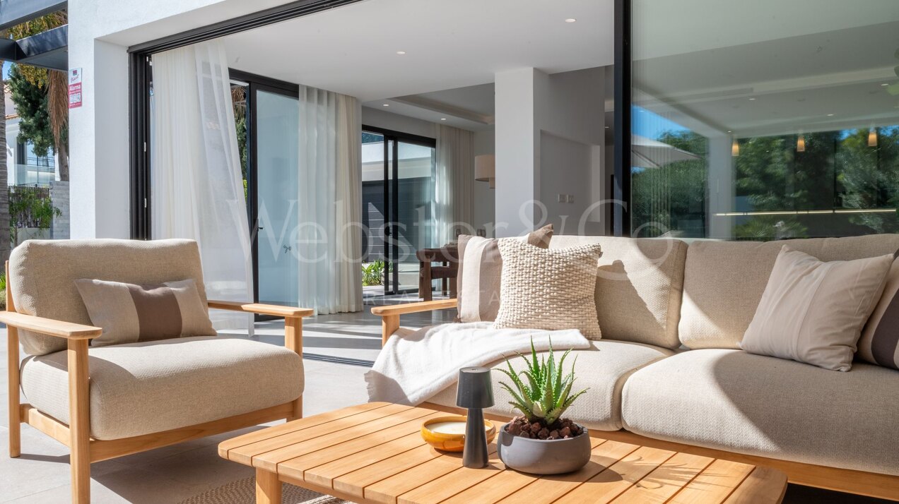 This is the newly built villa of your dreams, surrounded by golf courses and countryside in Benahavis