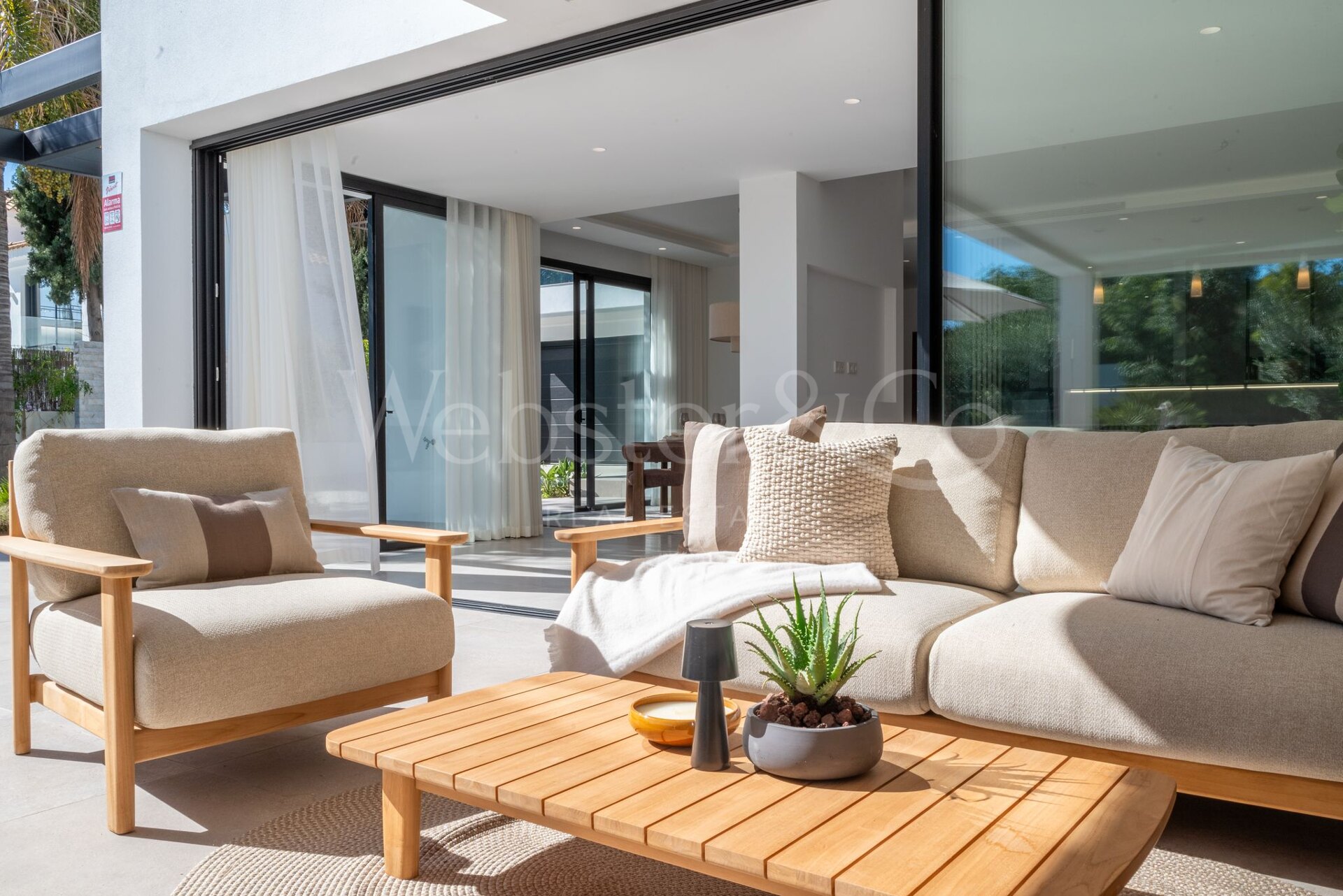 Esta es la villa de nueva construcción de sus sueños, rodeada de campos de golf y campo en Benahavis