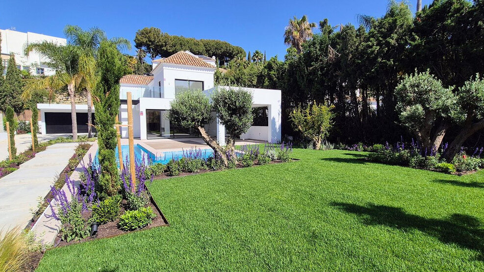 This is the newly built villa of your dreams, surrounded by golf courses and countryside in Benahavis