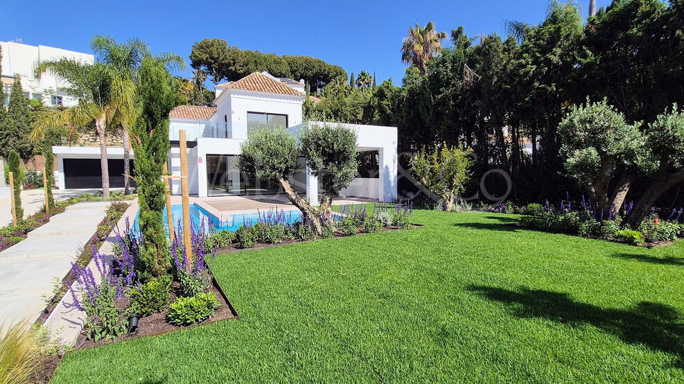 This is the newly built villa of your dreams, surrounded by golf courses and countryside in Benahavis