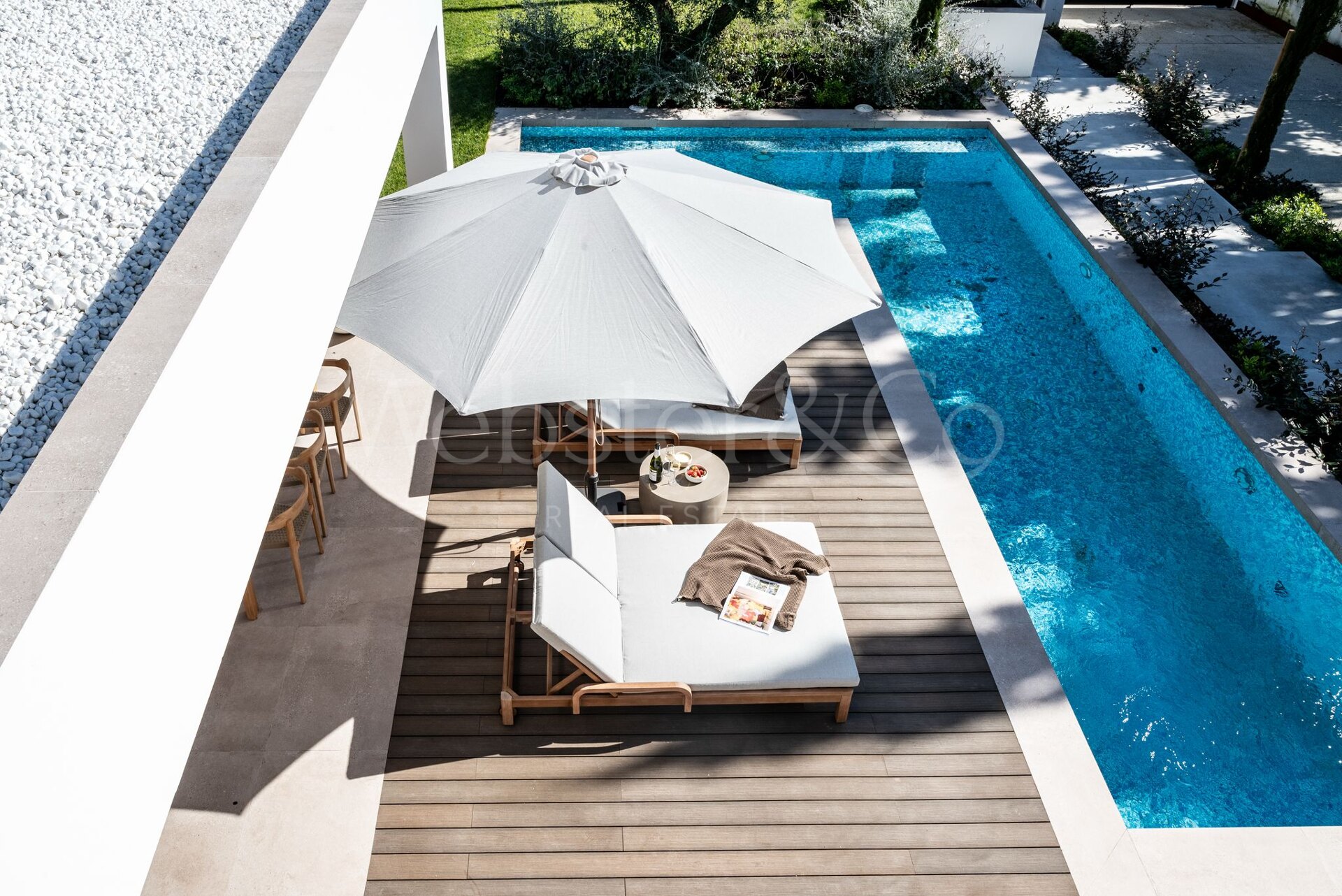 Esta es la villa de nueva construcción de sus sueños, rodeada de campos de golf y campo en Benahavis