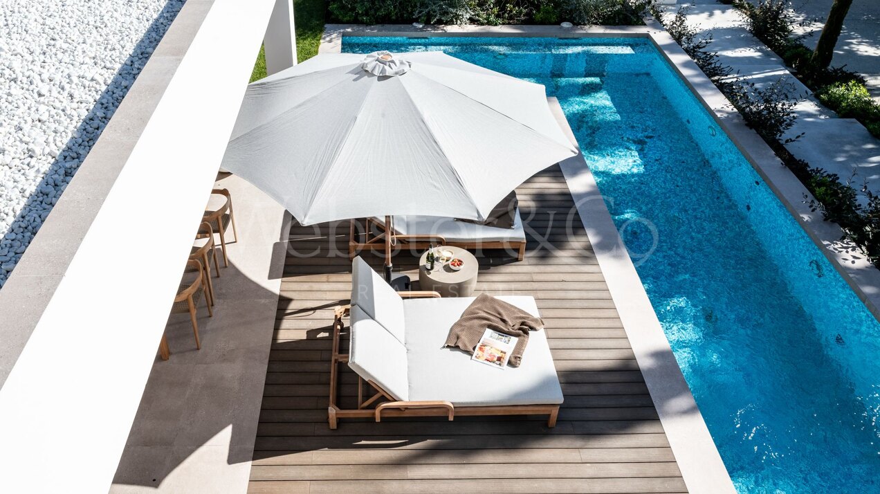 This is the newly built villa of your dreams, surrounded by golf courses and countryside in Benahavis