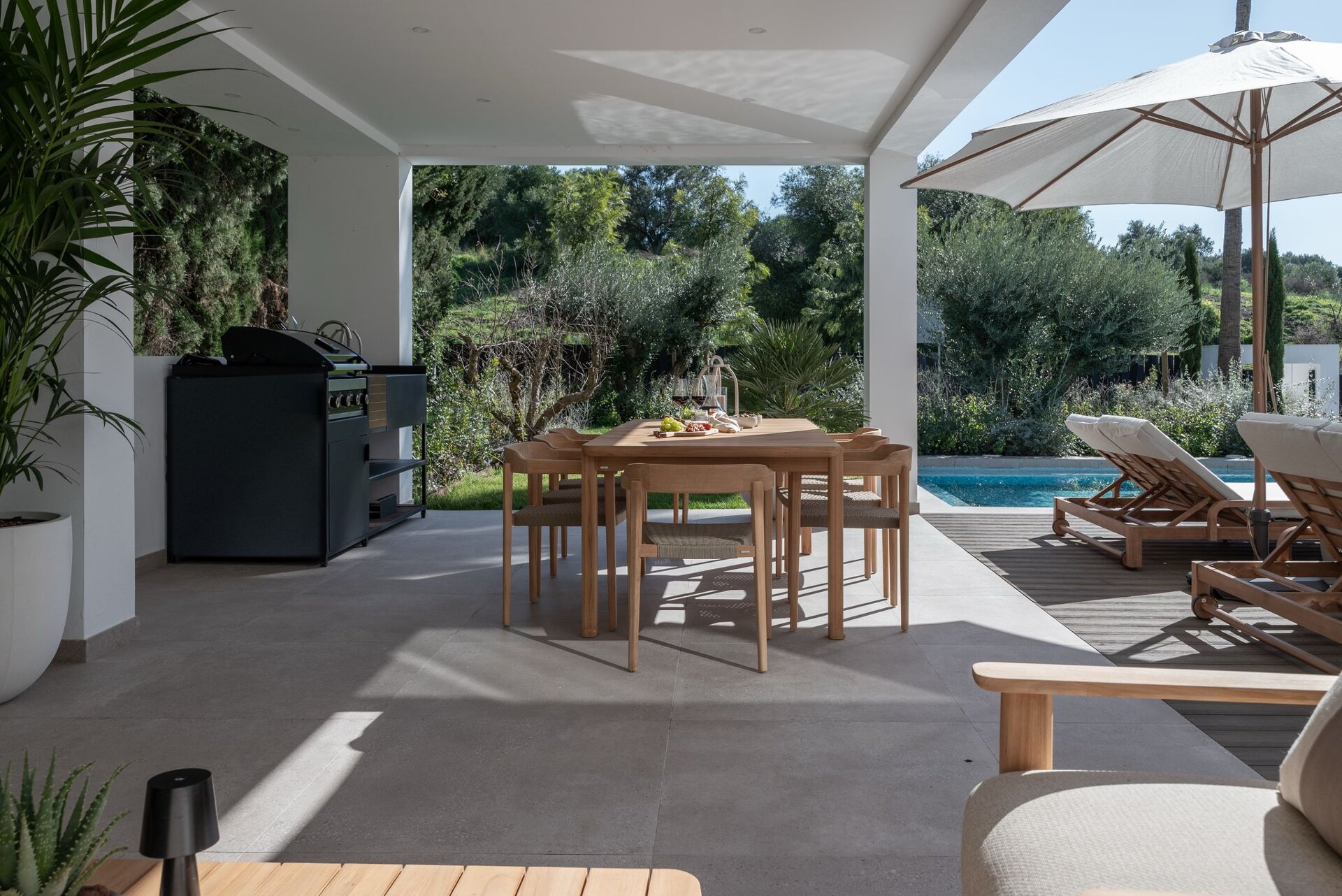 This is the newly built villa of your dreams, surrounded by golf courses and countryside in Benahavis