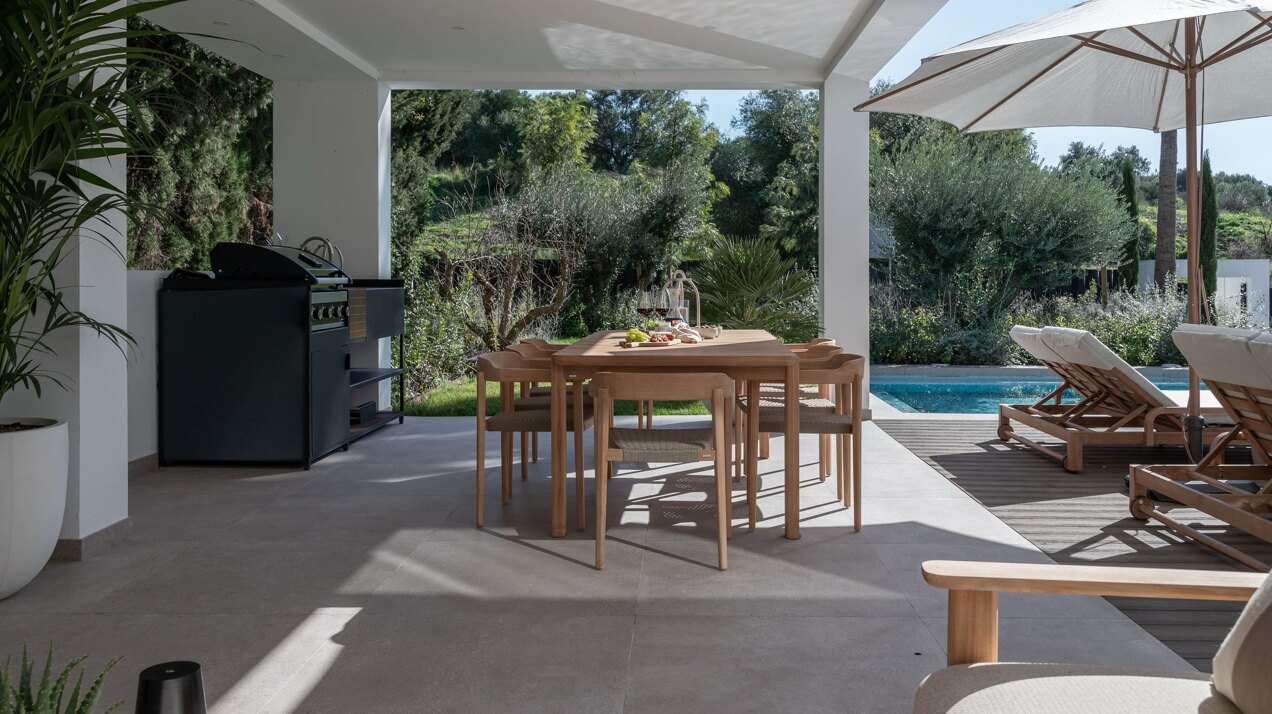 This is the newly built villa of your dreams, surrounded by golf courses and countryside in Benahavis