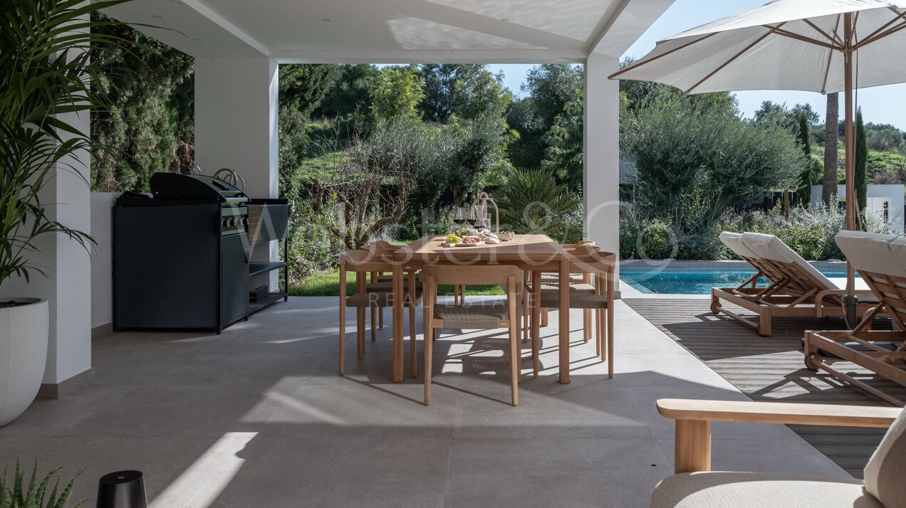 This is the newly built villa of your dreams, surrounded by golf courses and countryside in Benahavis