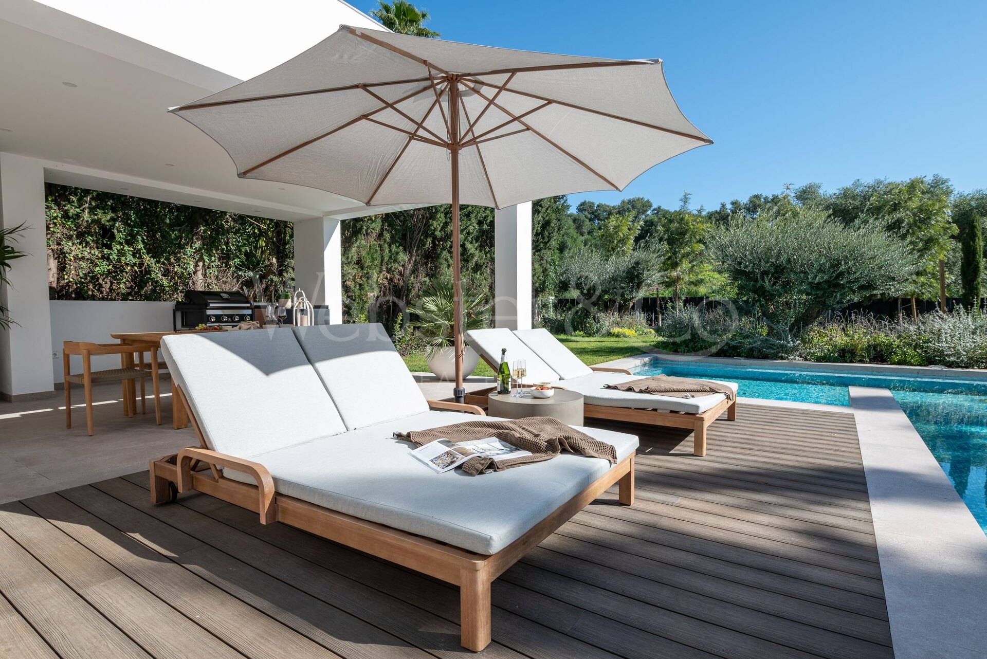 Esta es la villa de nueva construcción de sus sueños, rodeada de campos de golf y campo en Benahavis