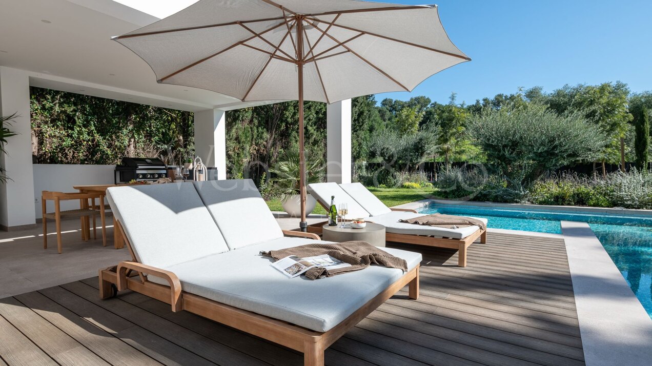 This is the newly built villa of your dreams, surrounded by golf courses and countryside in Benahavis