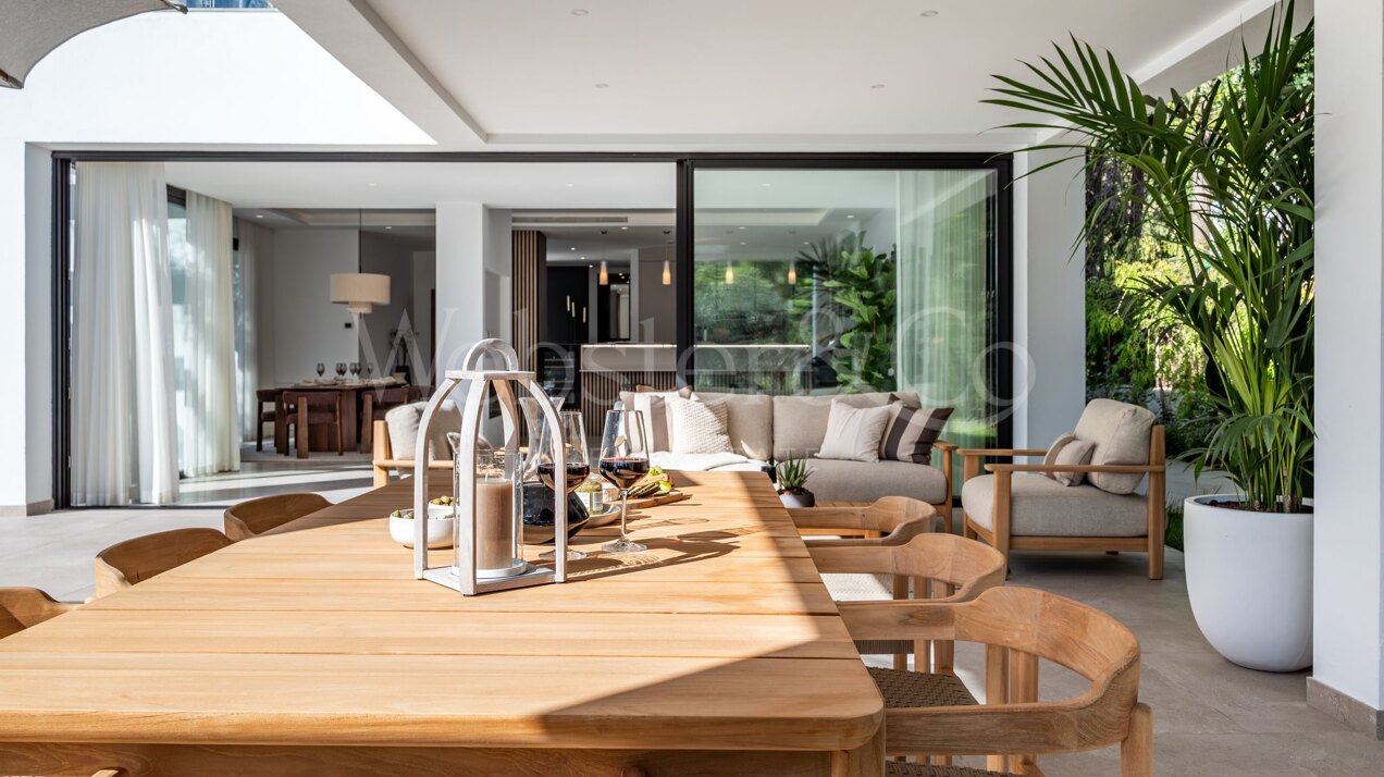 This is the newly built villa of your dreams, surrounded by golf courses and countryside in Benahavis