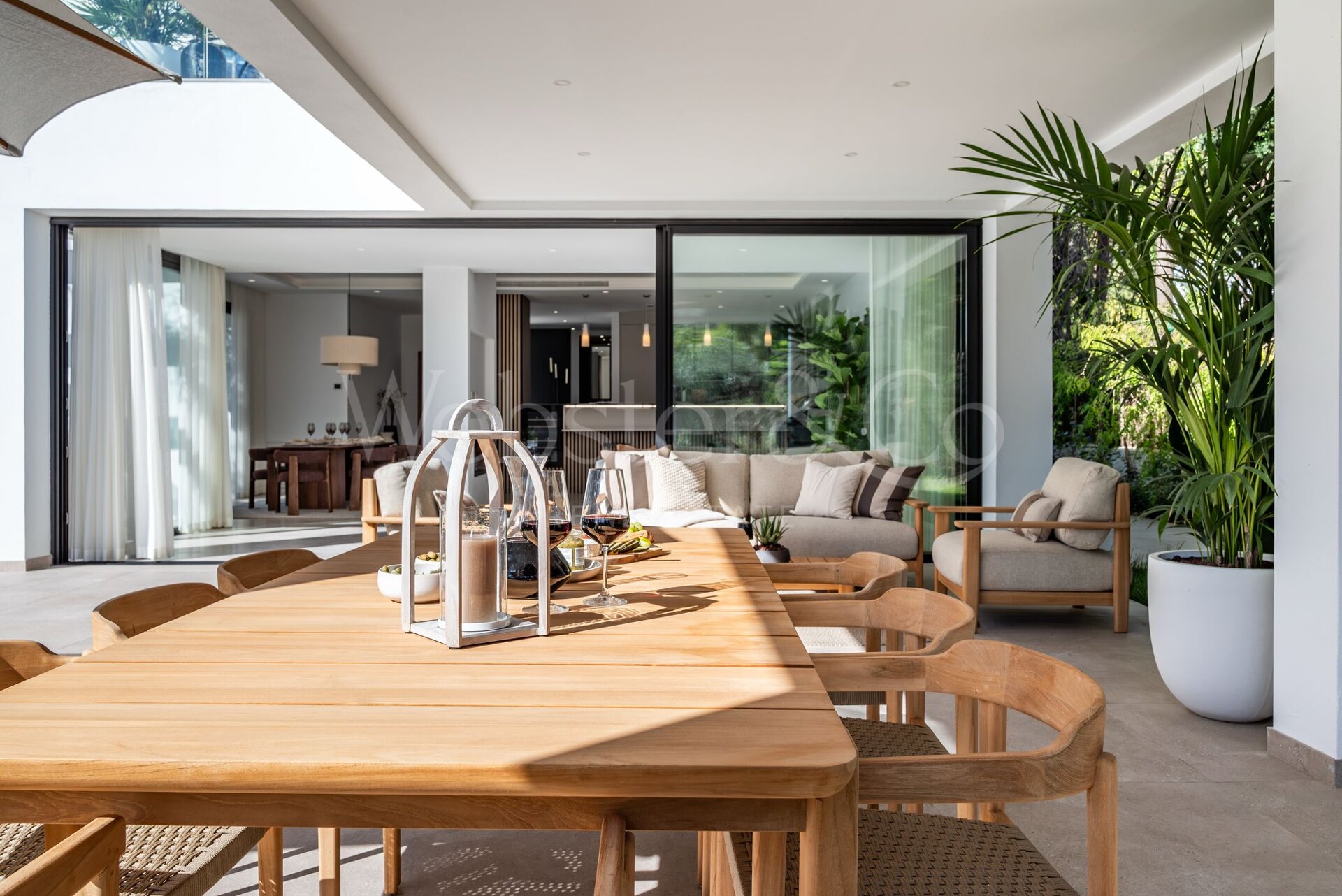 Esta es la villa de nueva construcción de sus sueños, rodeada de campos de golf y campo en Benahavis