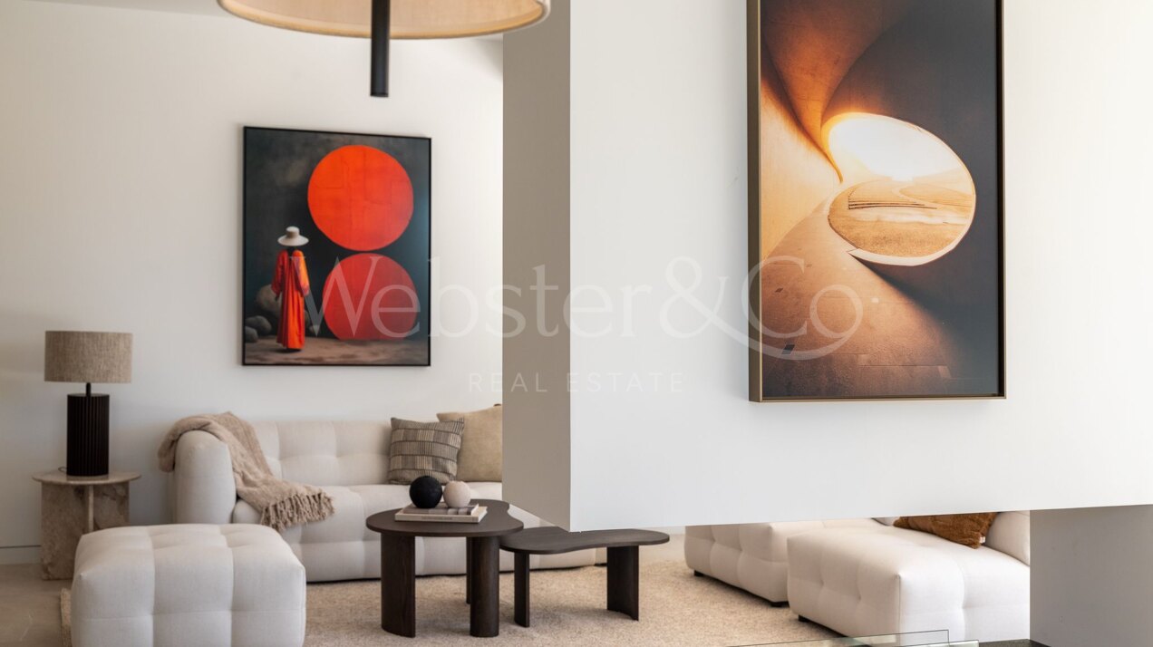 This is the newly built villa of your dreams, surrounded by golf courses and countryside in Benahavis