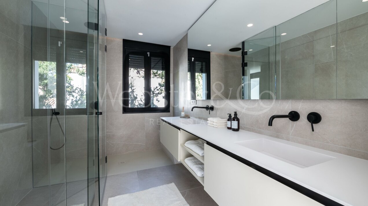 This is the newly built villa of your dreams, surrounded by golf courses and countryside in Benahavis