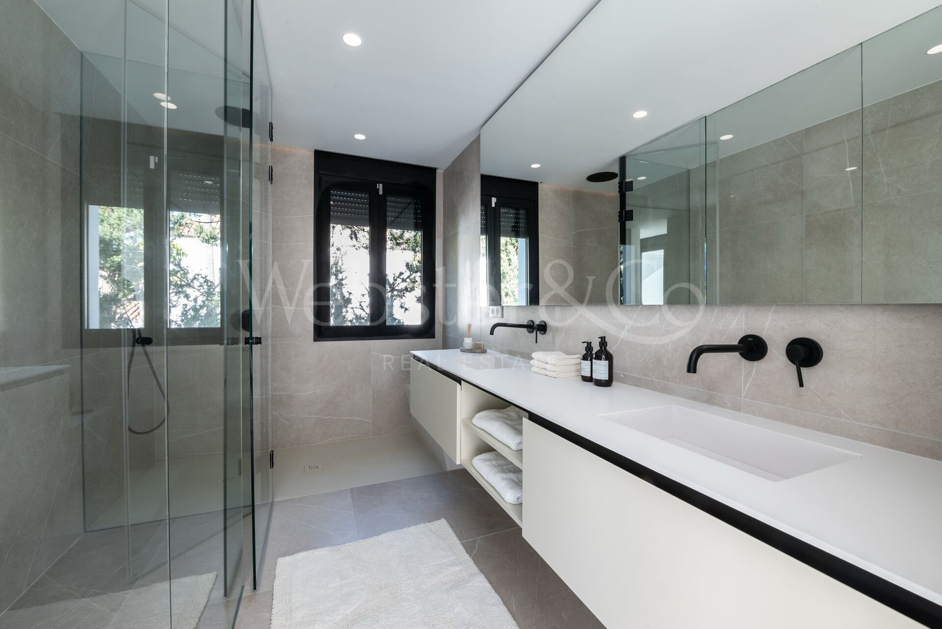 Esta es la villa de nueva construcción de sus sueños, rodeada de campos de golf y campo en Benahavis