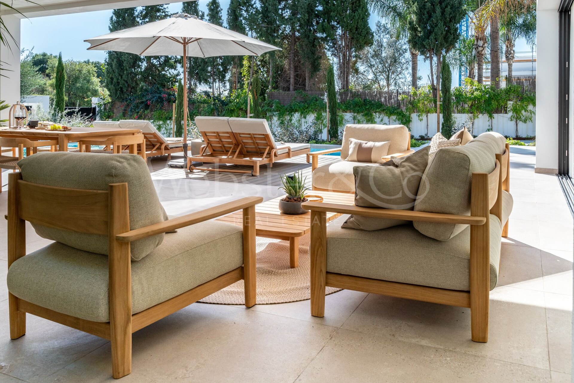 Esta es la villa de nueva construcción de sus sueños, rodeada de campos de golf y campo en Benahavis