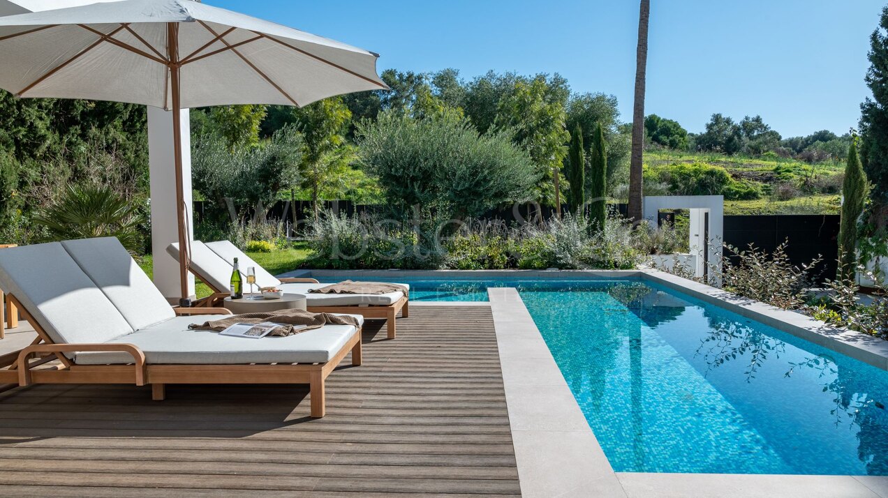 This is the newly built villa of your dreams, surrounded by golf courses and countryside in Benahavis