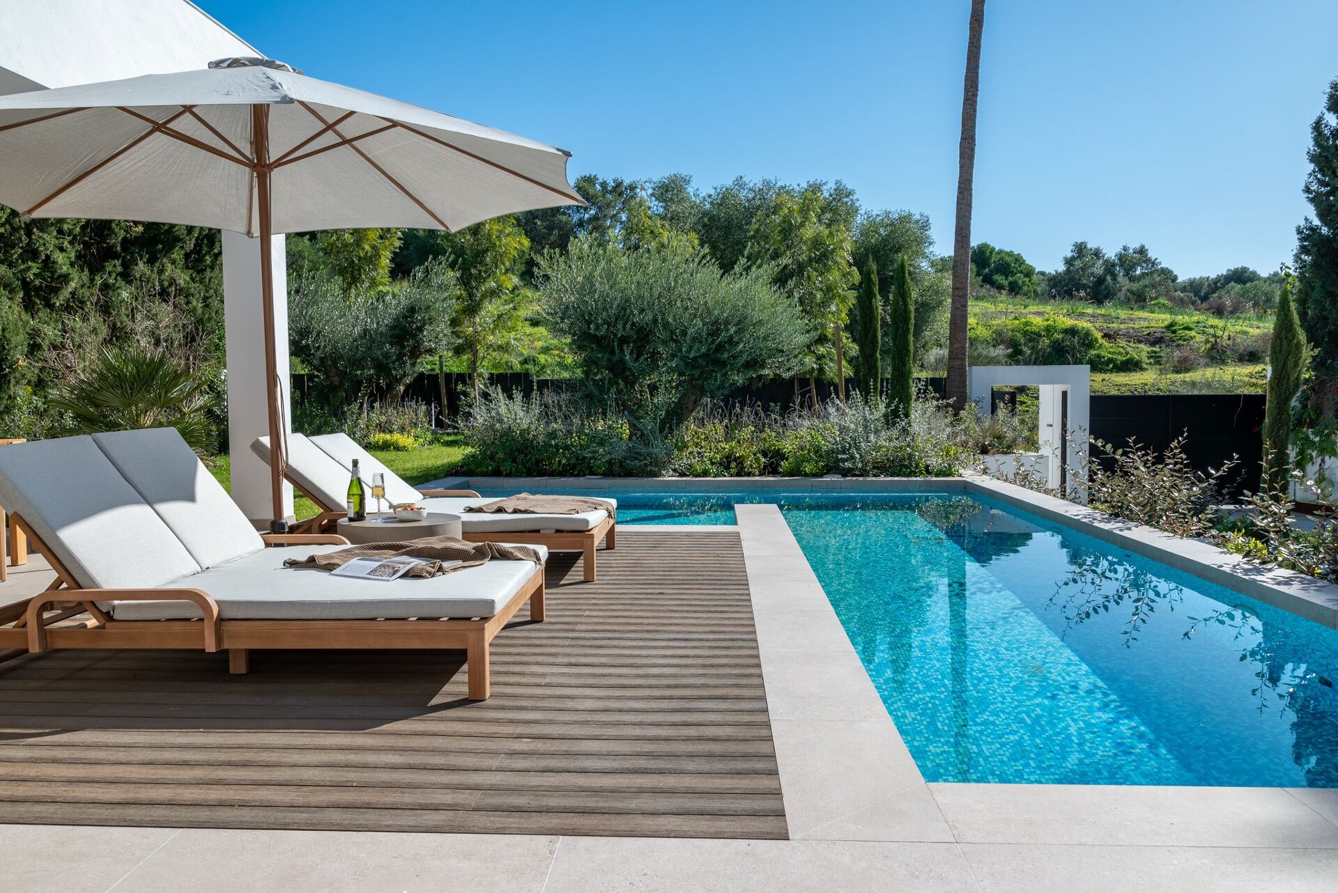 This is the newly built villa of your dreams, surrounded by golf courses and countryside in Benahavis