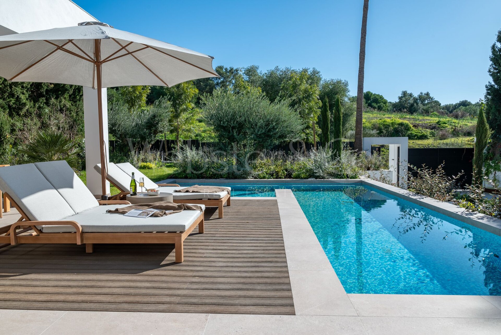 Esta es la villa de nueva construcción de sus sueños, rodeada de campos de golf y campo en Benahavis