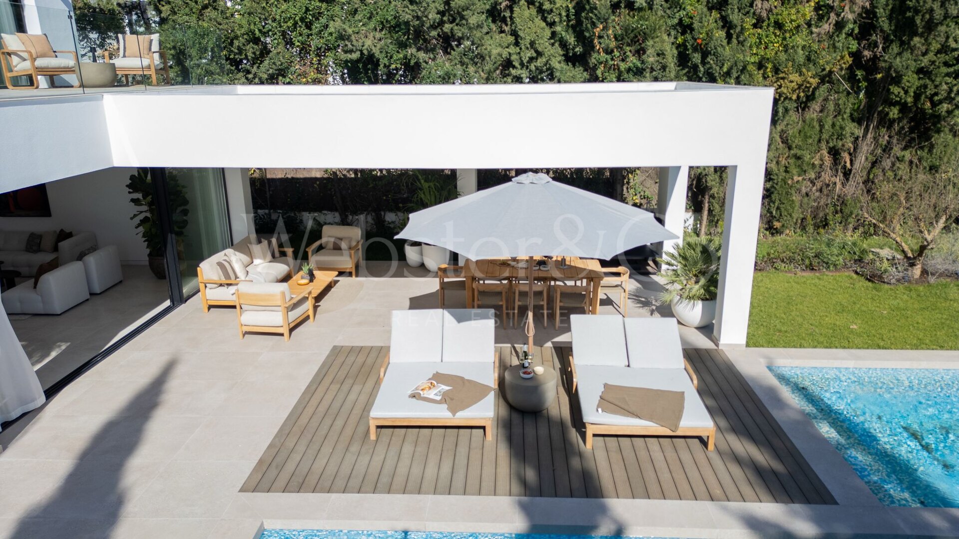 Esta es la villa de nueva construcción de sus sueños, rodeada de campos de golf y campo en Benahavis