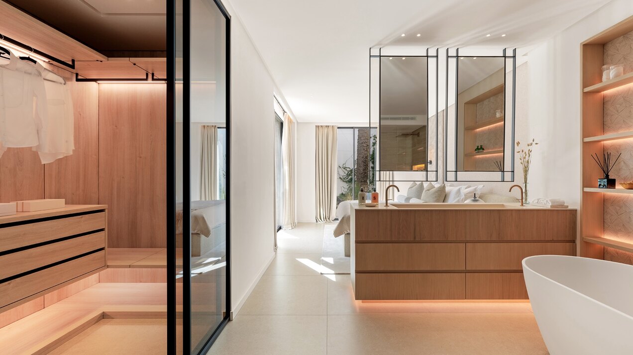 This unique frontline golf villa in Nueva Andalucia is a masterpiece of design, golf & entertainment