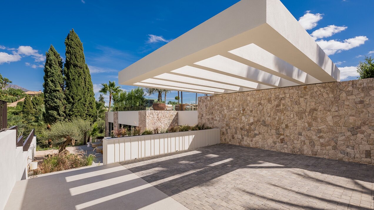 This unique frontline golf villa in Nueva Andalucia is a masterpiece of design, golf & entertainment