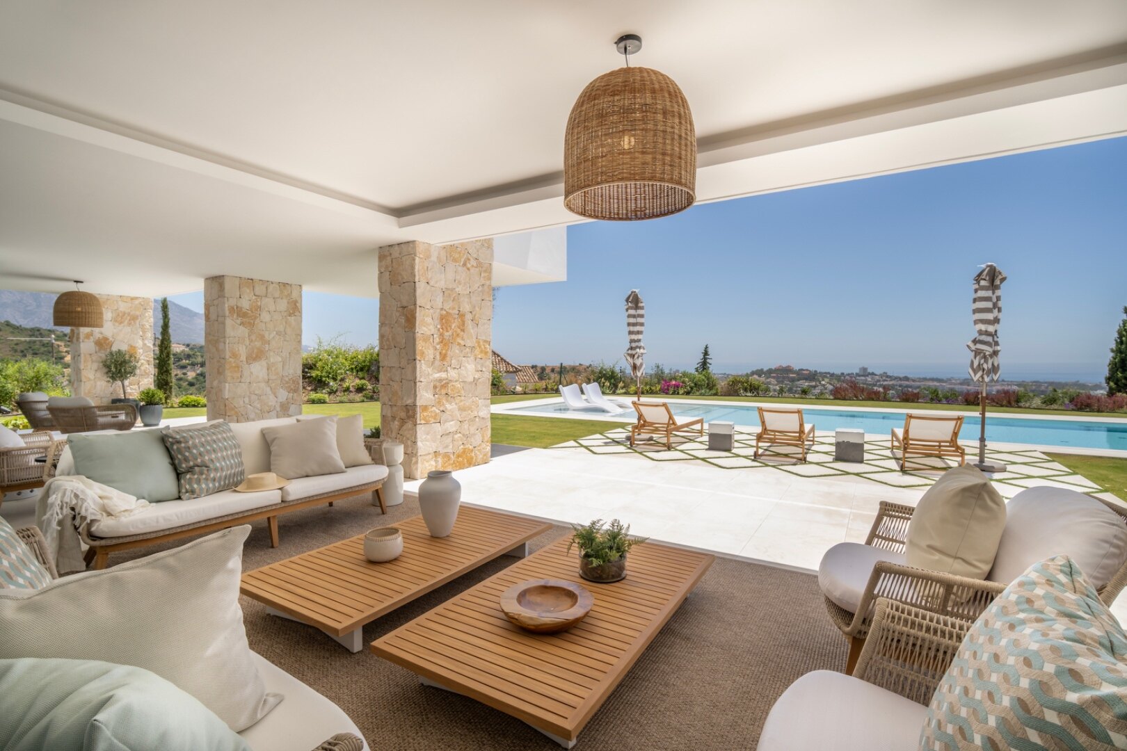 Villa in El Herrojo - when sheer luxury meets sophistication & opulence, a perfect property is born